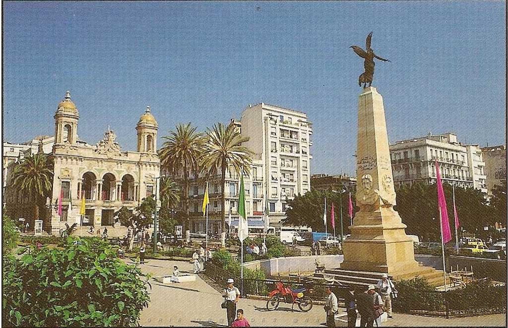 ORAN 004 L OPERA ET LA PLACE D ARMES.JPG